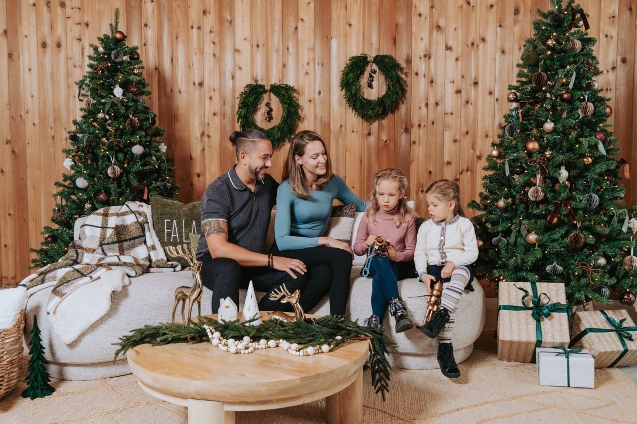 Pickering community event bringing local families together for a holiday photoshoot giveaway
